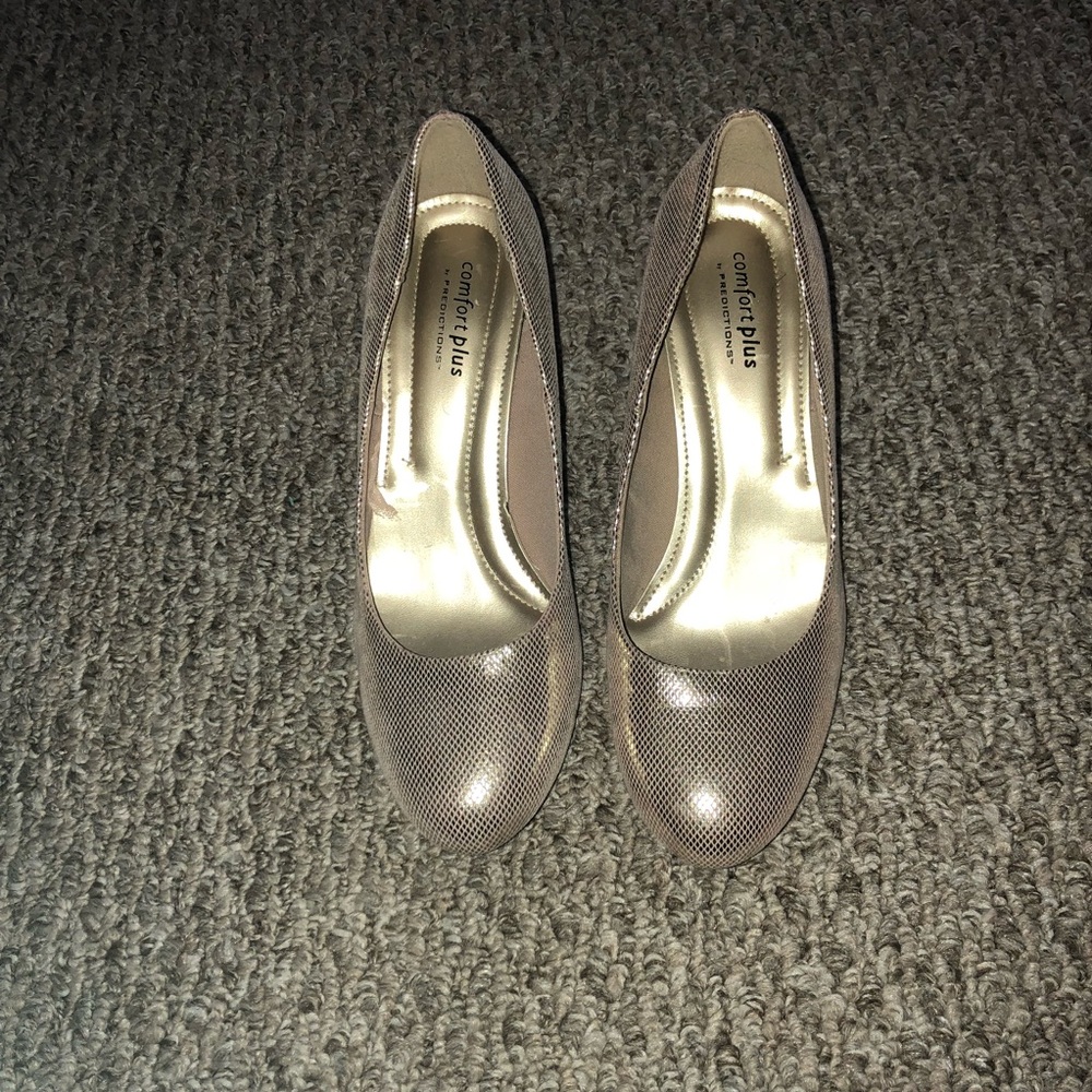 Gold pumps